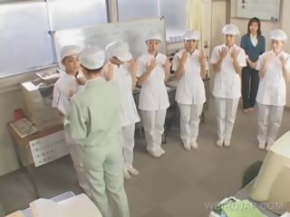 Japonesa enfermeras dando paja a pacientes