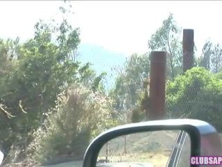 Lexi beldad y toronjil monet en un coche