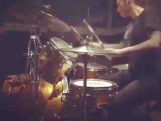Felicity feline drumming en ses studios