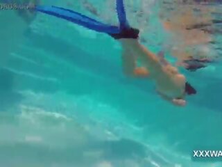 Exceptional bruneta fantezie femeie bomboane swims sub apa