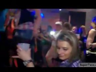 Dorosły wideo impreza w noc klub z cocksucking
