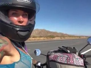 Felicity feline ركوب الخيل في aprilia tuono motorcycle