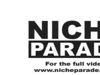 Niche parade - young&comma; competitive pornstarid jocelyn kivi ja kira perez sisenema konkurss kuni leidma välja kes saab alustama a stripling sperma faster koos nende käed