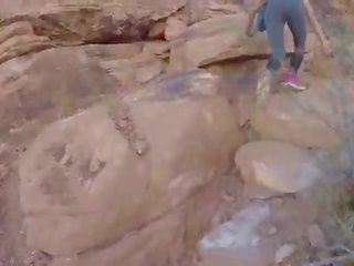 Na zewnątrz publiczne x oceniono klips w czerwony skała canyon