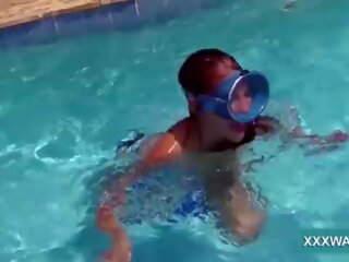 Exceptional brunette fantaisie femme bonbons swims sous l&apos;eau