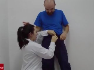 En unge sykepleier suger den hospitalâ´s handyman kuk og recorded it.raf070