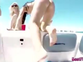 Gambar/video porno vulgar dewasa klip tindakan di sebuah kapal pesiar dengan ini kaya anak-anak