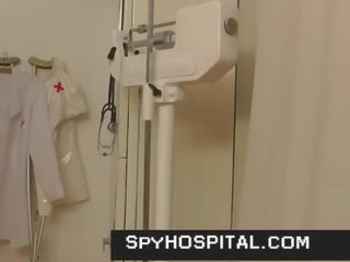 Smutty medic κατασκοπεία επί μαλλιαρό θηλυκός ασθενής