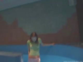 Vékony asszony mastrubating -ban medence