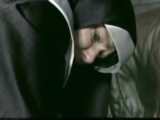 Praying монахиня мъст sitdown и дърпам тя пола нагоре така на свещеник