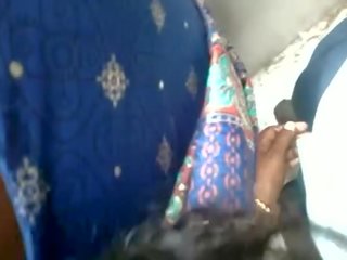 Indiyano aunty trying upang kalabitin ang miyembro