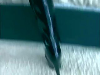 Mustanahaline thigh kõrge boot x kõlblik video koos a pikakoivaline brünett