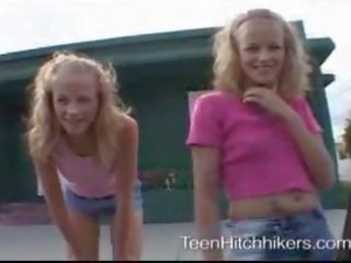 Gigis - muda rambut pirang kembar gadis